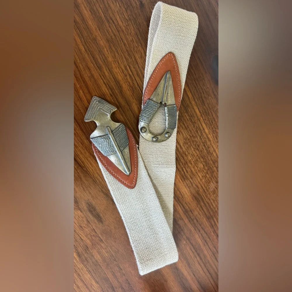 Arrowhead Omega belt. Vintage Size M: cinches your look with effortless style.